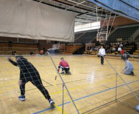 Estudiantes del IES Consellería experimentan la práctica del Goalball